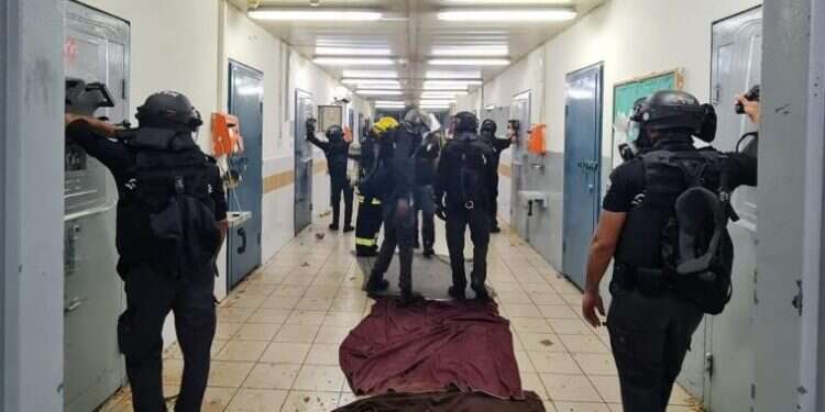 אנשי שב בשב"ס מעריכים: ההתפרעויות בבתי הכלא נועדו לסייע לבכיר במשפחת פשע