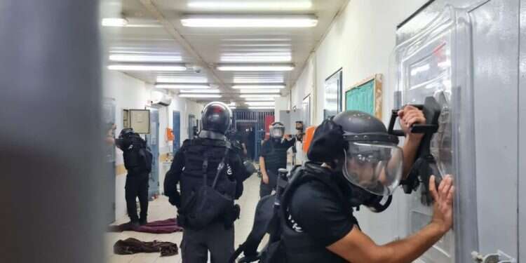 אנשי שב בשב"ס מעריכים: ההתפרעויות בבתי הכלא נועדו לסייע לבכיר במשפחת פשע