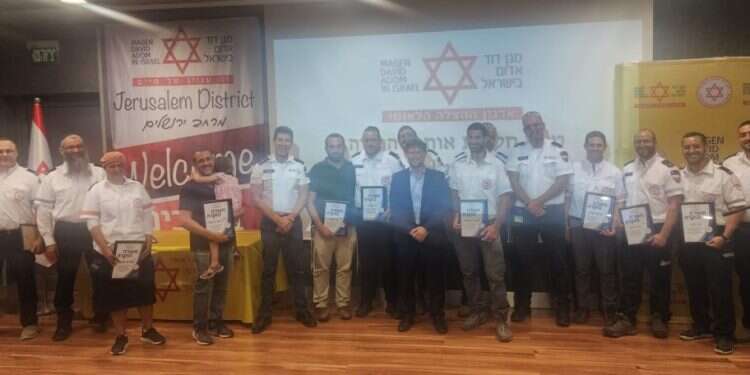 טקס הענקת הסיכה. צילום: דוברות מד אח אחד נפצע קשה, השני טיפל בו: אותות מצטיינים של מד"א ניתנו בערב מיוחד