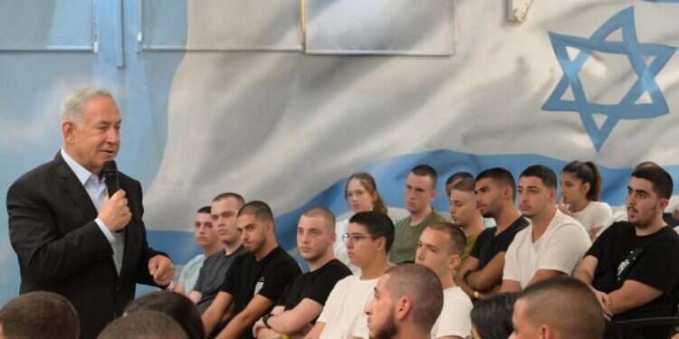 נתניהו למתגייסים: אנחנו חיים במקום שחלשים לא שורדים בו