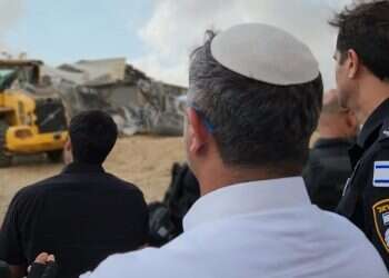 בן גביר צופה בהריסת המבנים הבלתי חוקיים בנגב בנוכחות השרים בן גביר וגולדקנופף: כוחות משטרה גדולים הרסו מבנים בנגב