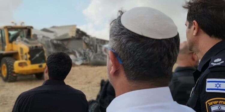 בנוכחות השרים בן גביר וגולדקנופף: כוחות משטרה גדולים הרסו מבנים בנגב
