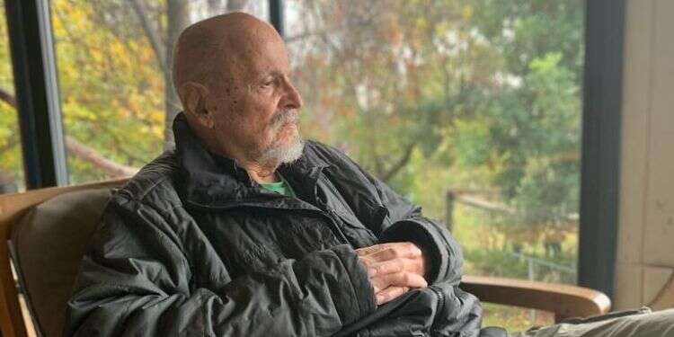 יואל הופמן בביתו, 2019. צילום: תמר מור סלע