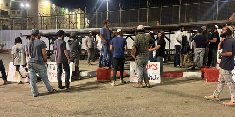 ההפגנה מחוץ לכלא רימונים. ללא קרדיט "קורא לשרי הימין להתעשת ולעצור עוד היום הניסיון להלך אימים על עצורים בכלא"