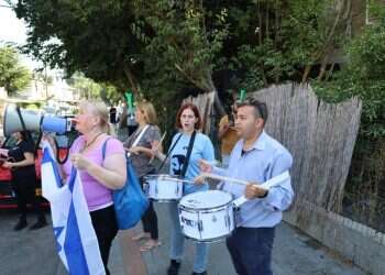 הפגנת  טועמת מהתבשיל שבישלה: הפגנות מול ביתה של מובילת "משמרות הבושה"