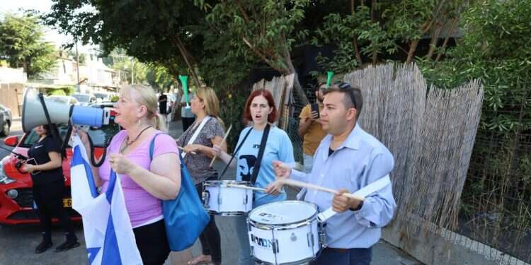 הפגנת  טועמת מהתבשיל שבישלה: הפגנות מול ביתה של מובילת "משמרות הבושה"