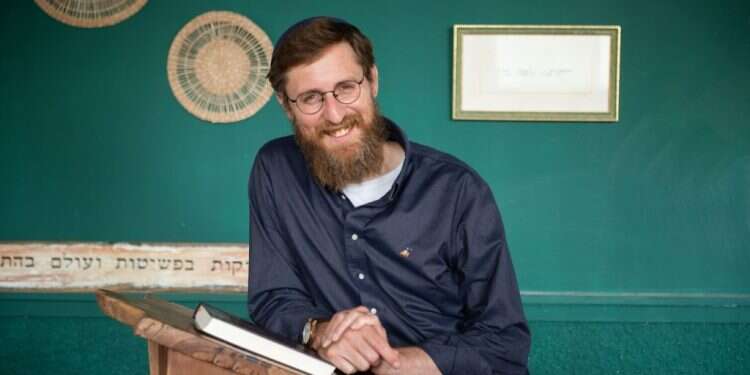 יצחק מאיר. צילום: אביטל הירש המבנה של המדרשייה מבקש להיות "אופן-ספייס של עבודת השם"