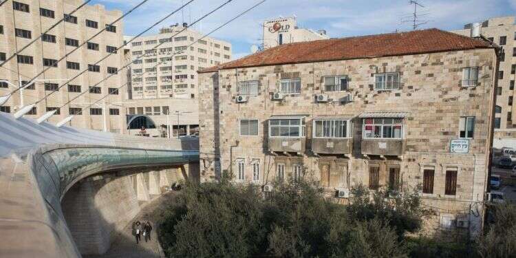 אחד מהבתים שבבעלות ההקדש, סמוך לגשר המיתרים בכניסה לירושלים. צילום: נועם ריבקין פנטון, פלאש 90