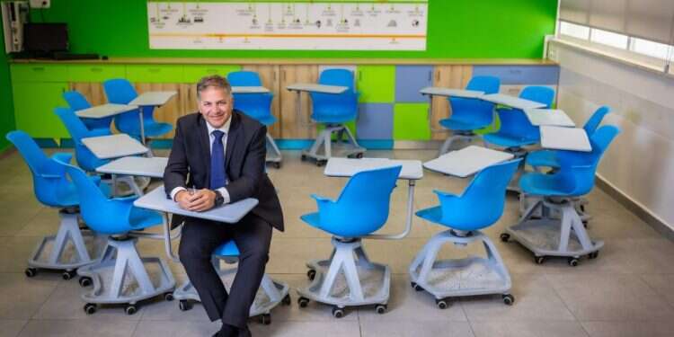 עשרות שנים אני גרה כאן ואין לי יכולת לתקשר עם מי שגר בהר לידי