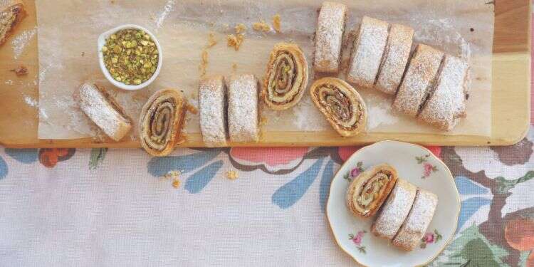 מגולגלות לוטוס ופיסטוקים. צילום: ליכטנשטט אפרת 
 שוקולד, פיסטוק ואפילו זיתים: עוגיות מגולגלות שכיף להכין עם הילדים