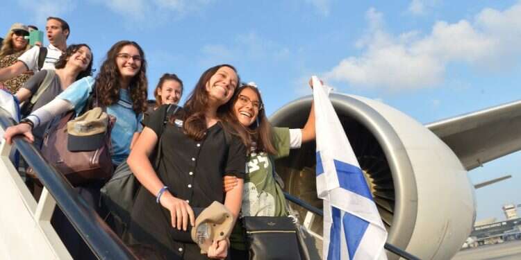 עולים חדשים נוחתים בנמל התעופה בן גוריון. למצולמים אין קשר לכתבה. צילום: יוסי זליגר סעיף הנין? ביהמ"ש קבע כי נינה ליהודי זכאית למעמד מכוח חוק השבות