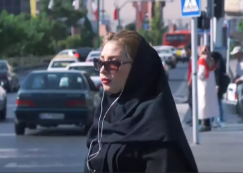 אישה לובשת עבאיה וחיג'אב. צילום מסך מיוטיוב כפייה אנטי דתית? צרפת תאסור ללבוש עבאיה בבתי הספר הממלכתיים