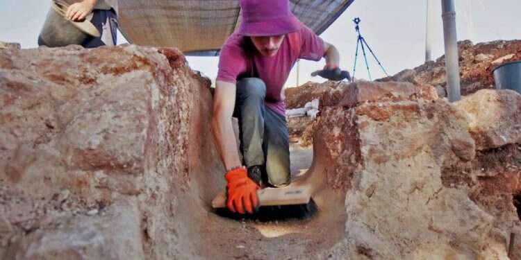 חשיפת אמת המים הקדומה. צילום: אמיל אלג'ם, רשות העתיקות הקטע הארוך ביותר של אמת המים העליונה לירושלים נחשף בחפירות ארכיאולוגיות