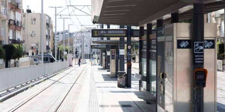 תחנת ז'בוטינסקי של הרכבת הקלה בבת ים. צילום: אסף ברקת איפה, מתי ומה המסלול: המדריך לקראת פתיחת הקו האדום של הרכבת הקלה