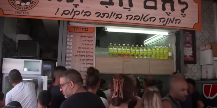 הדוכן המפורסם בנתניה. צילום מסך מתוך חדשות 13