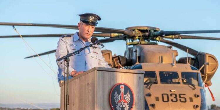 האלוף תמיר בר, מפקד חיל האוויר, בנאומו אתמול. צילום: דובר צה מפקד חה"א על הסרבנות ותוצאותיה: "רוחות צד רעות, חוסר אחריות משווע"