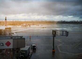 בדרך מהטרמינל למטוס מתחבא רגע אחד של צפיפות דחוסה ולא ברורה