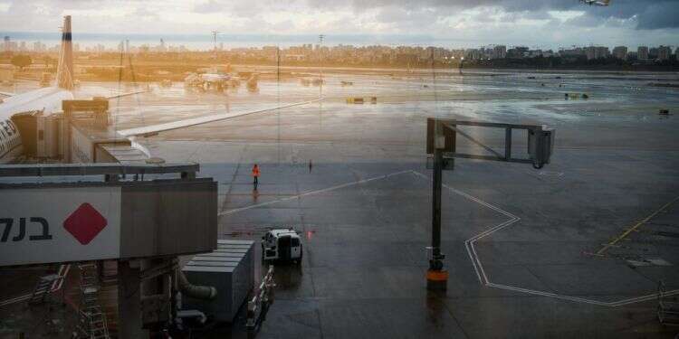 בדרך מהטרמינל למטוס מתחבא רגע אחד של צפיפות דחוסה ולא ברורה