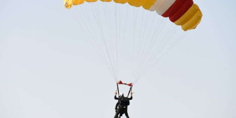 צניחה חופשית. צילום: גילי יערי/פלאש 90 ואז הגיע המשפט שממש לא רציתי לשמוע: "אבא, אני רוצה באנג'י"