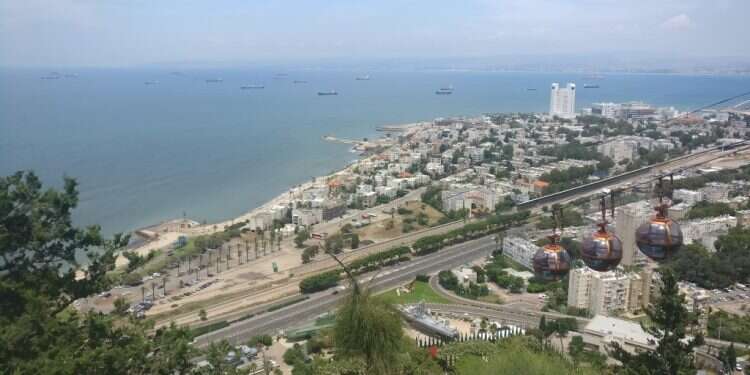 הרכבל בחיפה. צילום: check in out נסיעה ברכבל, חוף יפיפה וביקור במערת אליהו: לטייל בצפון בלי להתרושש