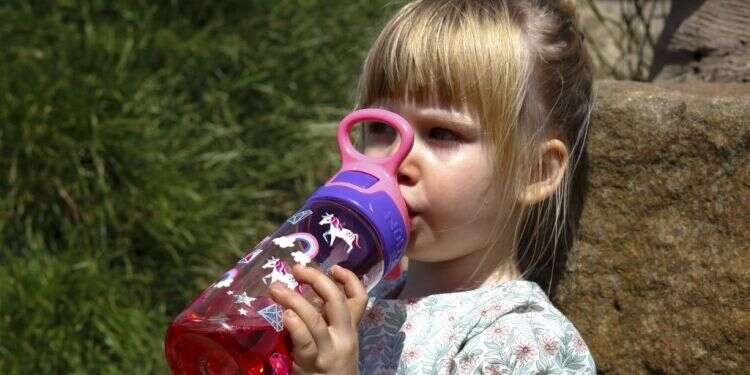 שתו מים. בקבוק NUBY לתינוקות. צילום: יחצ חול התייבשות בקרב תינוקות: איך מזהים ומה עושים?