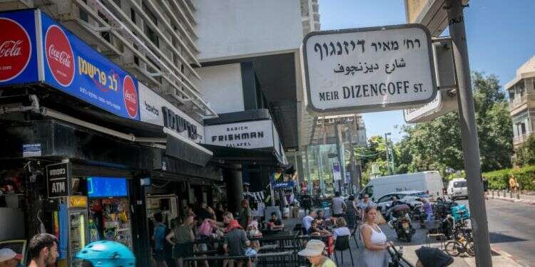 צילום: מרים אלסטר/פלאש 90 "אם הארנונה בסכומים אסטרונומיים, בסוף זה מגיע לחומוס שאני אוכל"