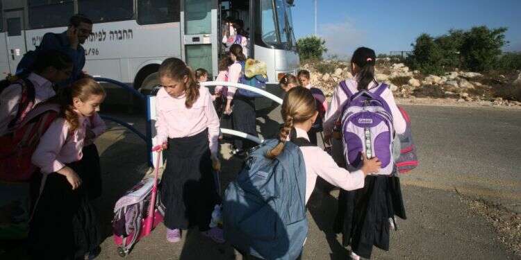 תלמידות בית ספר בתלבושת אחידה. צילום: מרים צחי קו 433 הוא פרץ של נוסטלגיה לשנות ה-90