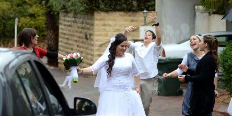 "עשו לנו שבע ברכות בתוך השבעה. ימי חגיגה נקטעו בימי אבל"