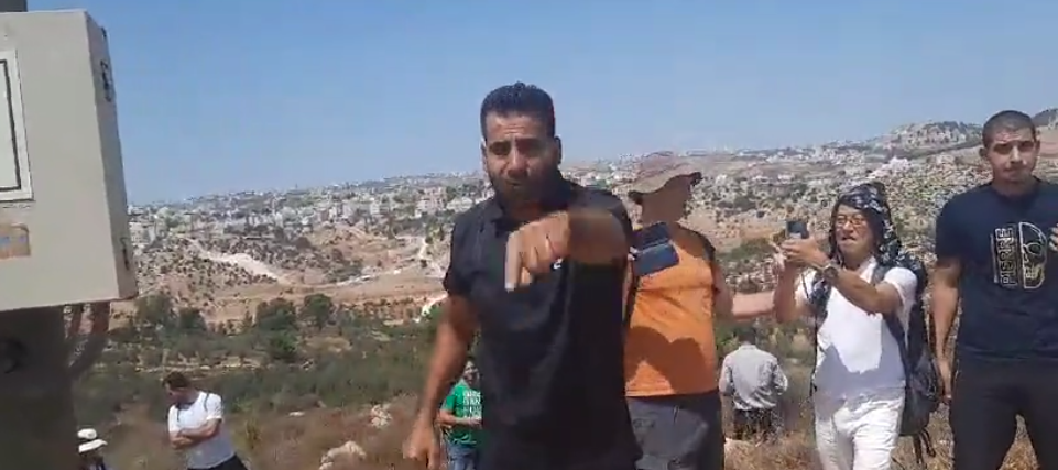 פלסטינים ופעילי שמאל שחדרו לעתניאל. צילום מסך