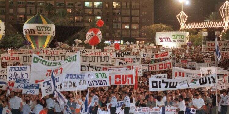הפגנת תמיכה בהסכמי אוסלו, 1995. צילום: אוסף דן הדני, הספרייה הלאומית