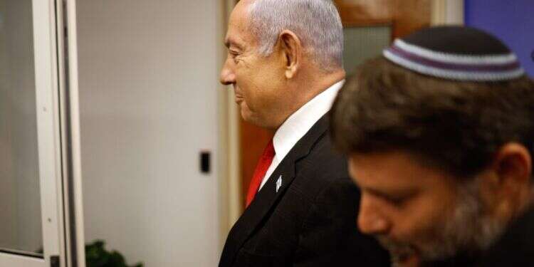 ישראל תעביר נשק לפלסטינים? סמוטריץ' זועם, בן גביר מאיים