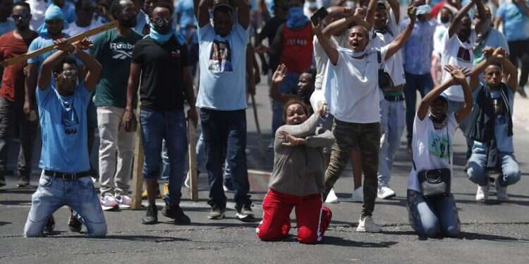 דרום תל אביב. צילום: EPA/ATEF SAFADI "בהתפרעויות בתל אביב יש אחראי אחד בלבד: בג"ץ"