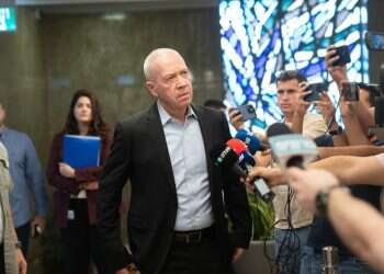 ישראל תעביר נשק לפלסטינים? סמוטריץ' זועם, בן גביר מאיים