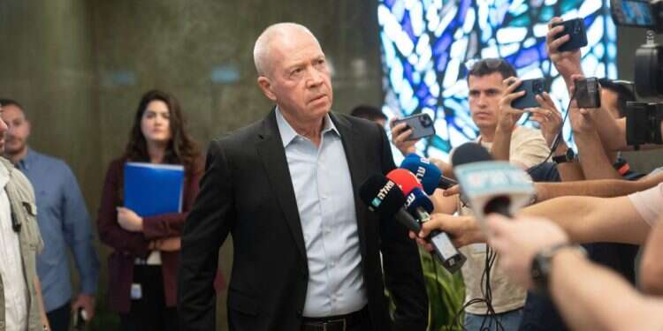 יואב גלנט. צילום: EPA ישראל תעביר נשק לפלסטינים? סמוטריץ' זועם, בן גביר מאיים