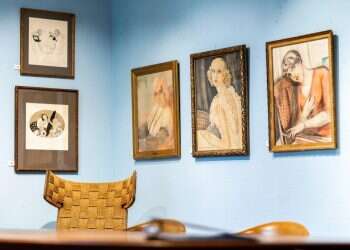 אומן מכר בדי קנבס ריקים, וכינה את יצירתו "לקחת את הכסף ולברוח"