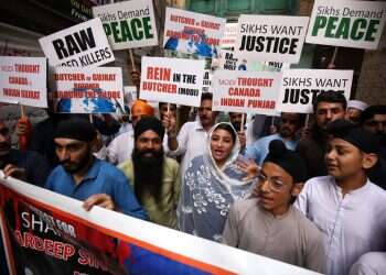 מפגינים סיקים במחאה על הרצח. צילום: EPA הקפאת שירותי ויזה והשבת דיפלומטים: מחריף המשבר בין קנדה להודו