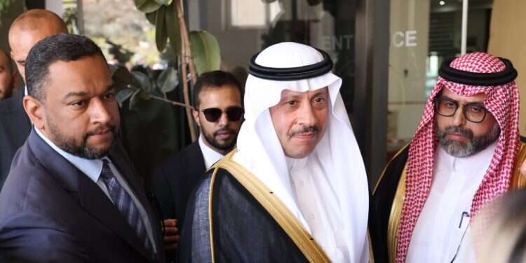 אחרי 30 שנה: שגריר סעודיה ברש"פ הגיש כתב אמנה לאבו מאזן