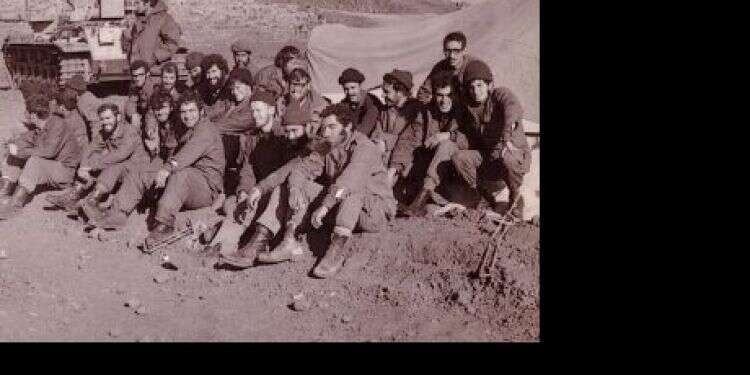 לוחמי גדוד 57 פלוגה ג', שבו לחם הרב איזנטל )נראה למעלה מימין, ממושקף ומשופם( בתל א־שאמס, בתוך