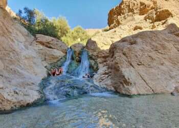 הליכה במים, חנייה בשפע ואטרקציות מסביב: מסלול לעין בוקק