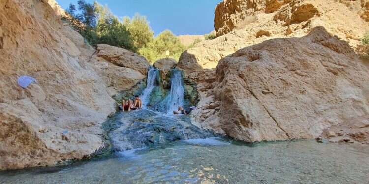 עין בוקק. צילום: check inout הליכה במים, חנייה בשפע ואטרקציות מסביב: מסלול לעין בוקק