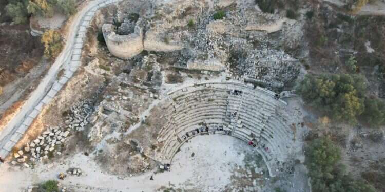 פלסטינים סללו דרך בלב האתר הארכאולוגי. התיאטרון בסבסטיה. צילום: רויטרס לטייל ולשמור על הארץ: אתרי המורשת ביו"ש שמחכים לכם