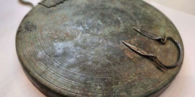 מראת הברונזה. נמצאה במצב השתמרות מושלם. צילום: יולי שוורץ, רשות העתיקות ממצא נדיר מלפני 2,300 שנה: מה עומד מאחורי הקבר שנתגלה בירושלים?