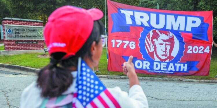 "טראמפ שולט במגרש": הסוקר של הנשיא לשעבר משוכנע שכתבי האישום רק עוזרים לו