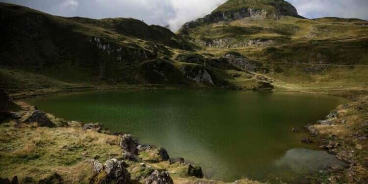אגם ירוק בפירנאים. צילום: Valentine CHAPUIS / AFP אגמים באירופה משנים את צבעם – וזה צריך להדאיג אותנו