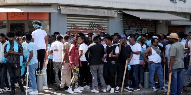 מסתננים אריתראים בדרום תל אביב, אילוסטרציה. צילום: JACK GUEZ / AFP "בהתפרעויות בתל אביב יש אחראי אחד בלבד: בג"ץ"