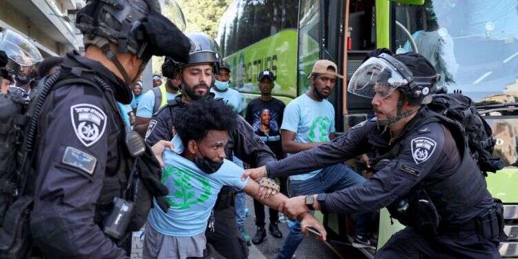 מעצר של אחד המפגינים בדרום תל אביב, היום. צילום: JACK GUEZ / AFP "בהתפרעויות בתל אביב יש אחראי אחד בלבד: בג"ץ"