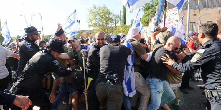 הותקף והוברח תחת אבטחה כבדה: 6 מהמפגינים מול ביתו של יריב לוין נעצרו