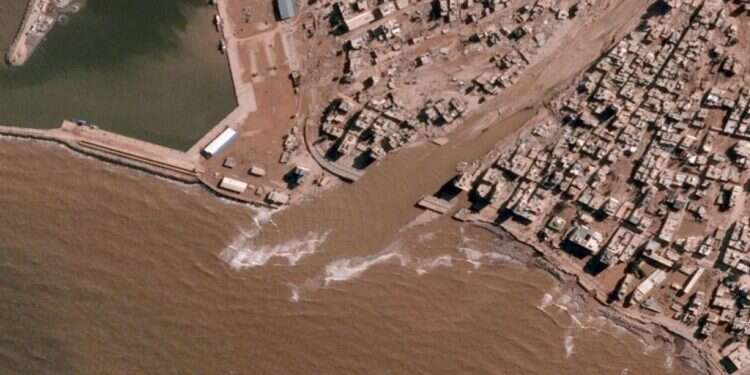 הסכר שקרס והוביל להצפות הקטלניות בעיר דרנה שבלוב. צילום: BLACKSKY / AFP האסון בלוב: גופות "פזורות בכל מקום" ואלפים עדיין נעדרים