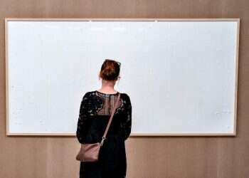 אומן מכר בדי קנבס ריקים, וכינה את יצירתו "לקחת את הכסף ולברוח"