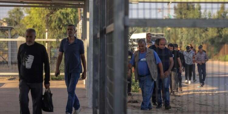 פועלים מעזה עוברים במעבר ארז, ארכיון. צילום: AFP "סוס טרויאני וחבית נפץ": כיתות הכוננות נגד הכנסת אלפי פועלים מיו"ש